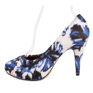 CYNTHIA VINCENT Blue & White Ikat Pattern “Didi” Round Toe Pumps Size 7